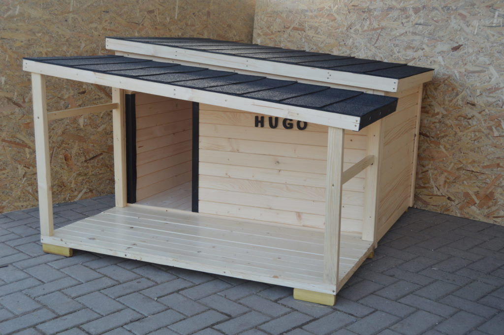 Správne umiestnenie búdy pre psa na záhrade alebo pri dome – ochrana pred vetrom a dažďom