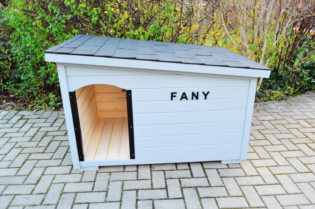 Psia búda MAXIM so šikmou strechou so sklonom do strany, tmavou krytinou, oplechovaním vchodu a menovkou v šedom odtieni RAL 7040 #1