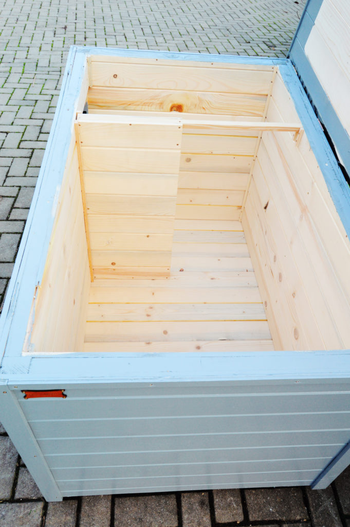 Psia búda MAXIM so šikmou strechou so sklonom do strany, tmavou krytinou, oplechovaním vchodu a menovkou v šedom odtieni RAL 7040 #10