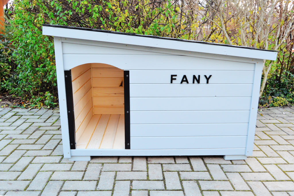 Psia búda MAXIM so šikmou strechou so sklonom do strany, tmavou krytinou, oplechovaním vchodu a menovkou v šedom odtieni RAL 7040 #2