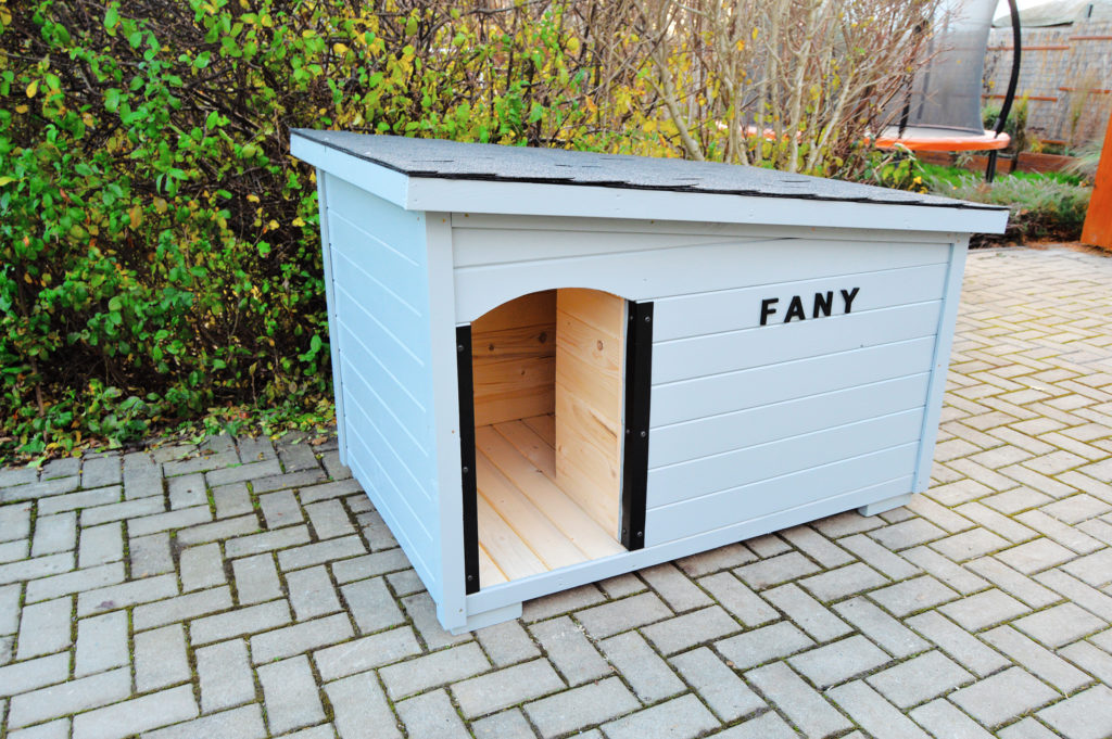 Psia búda MAXIM so šikmou strechou so sklonom do strany, tmavou krytinou, oplechovaním vchodu a menovkou v šedom odtieni RAL 7040 #4