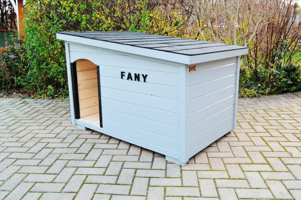 Psia búda MAXIM so šikmou strechou so sklonom do strany, tmavou krytinou, oplechovaním vchodu a menovkou v šedom odtieni RAL 7040 #5