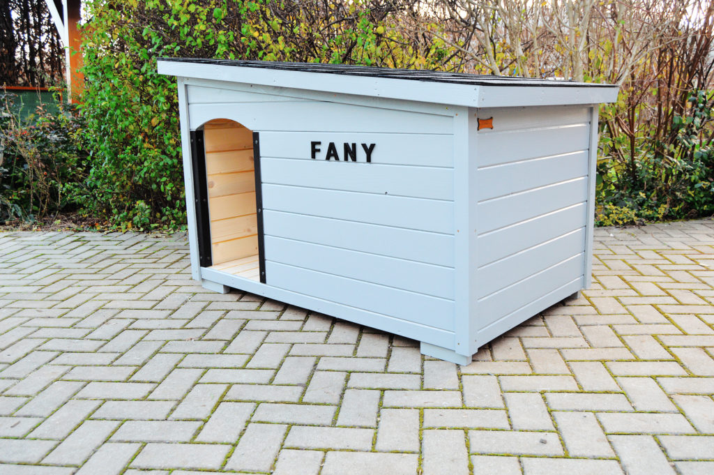 Psia búda MAXIM so šikmou strechou so sklonom do strany, tmavou krytinou, oplechovaním vchodu a menovkou v šedom odtieni RAL 7040 #6