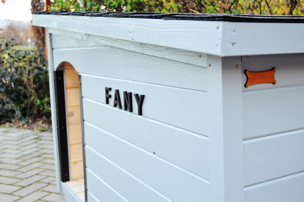 Psia búda MAXIM so šikmou strechou so sklonom do strany, tmavou krytinou, oplechovaním vchodu a menovkou v šedom odtieni RAL 7040 #7