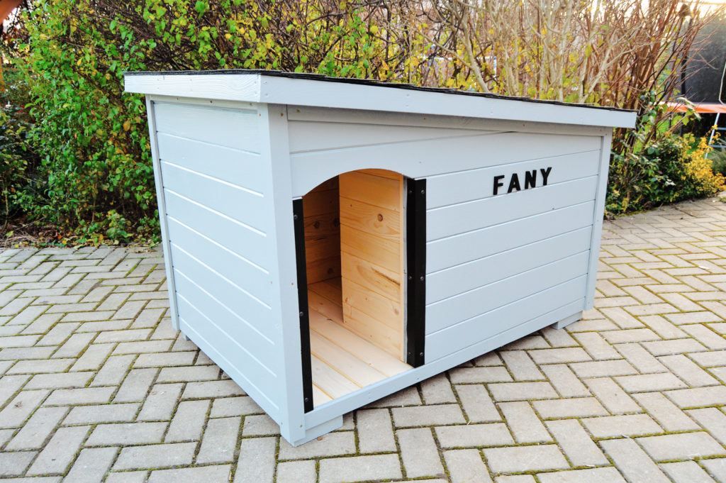 Psia búda MAXIM so šikmou strechou so sklonom do strany, tmavou krytinou, oplechovaním vchodu a menovkou v šedom odtieni RAL 7040 #8