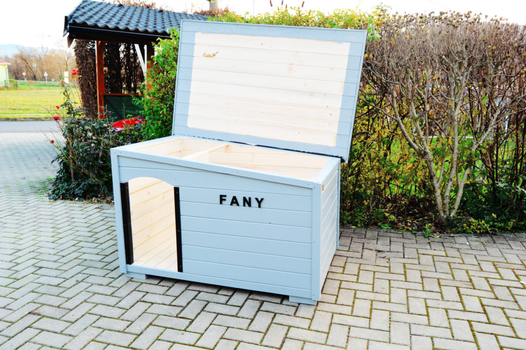 Psia búda MAXIM so šikmou strechou so sklonom do strany, tmavou krytinou, oplechovaním vchodu a menovkou v šedom odtieni RAL 7040 #9