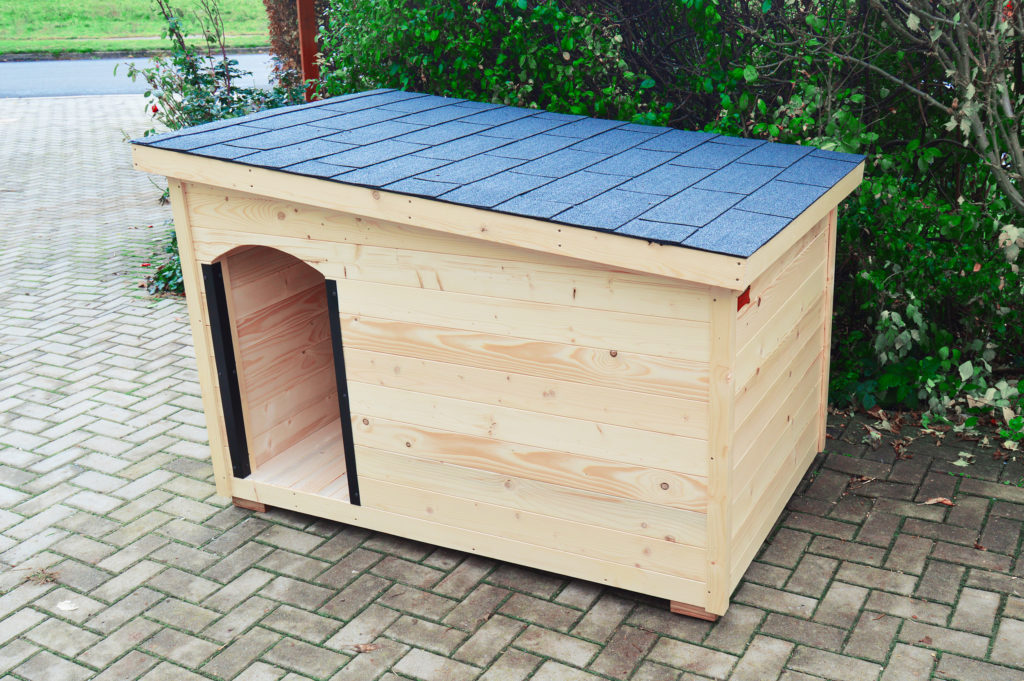 Psia búda MAXIM so šikmou strechou so sklonom do strany, tmavou krytinou a oplechovaním vchodu v transparentnom odtieni #1