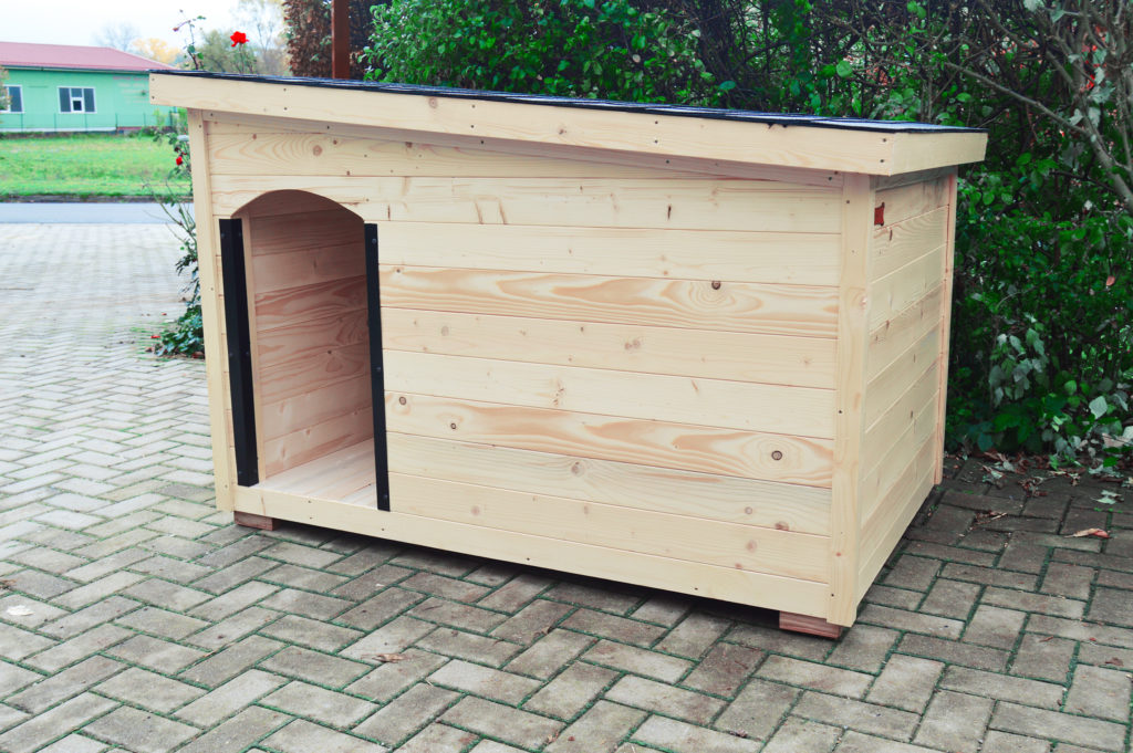 Psia búda MAXIM so šikmou strechou so sklonom do strany, tmavou krytinou a oplechovaním vchodu v transparentnom odtieni #2