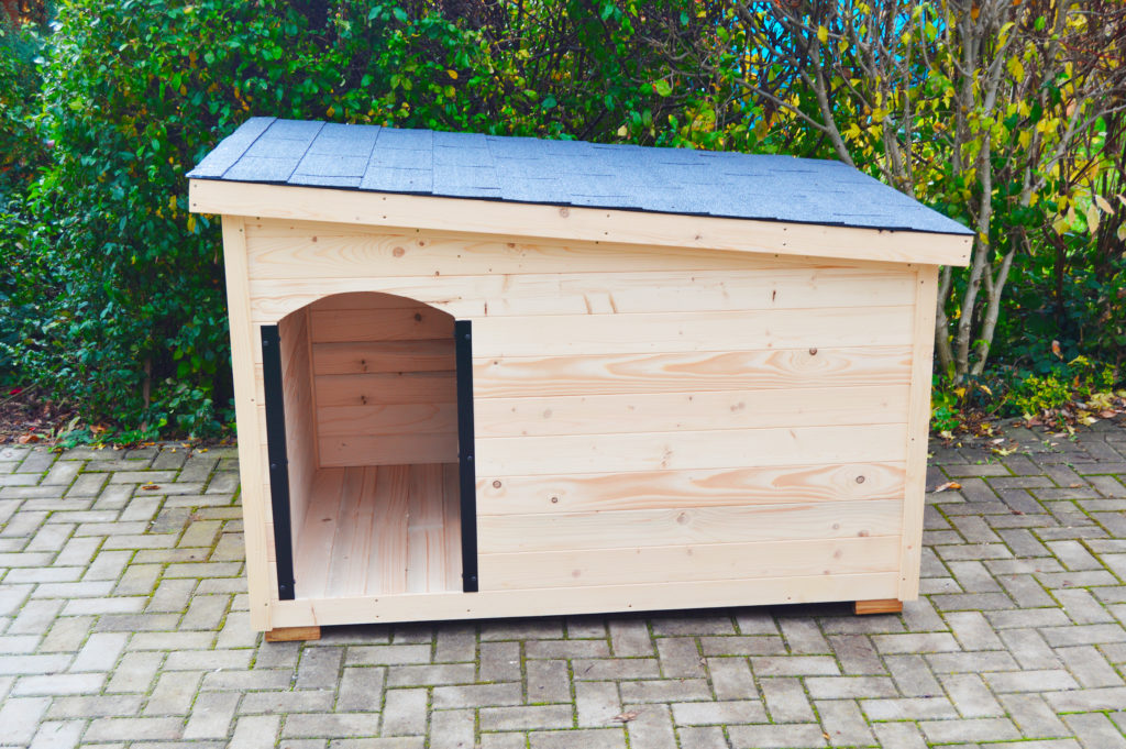 Psia búda MAXIM so šikmou strechou so sklonom do strany, tmavou krytinou a oplechovaním vchodu v transparentnom odtieni #4