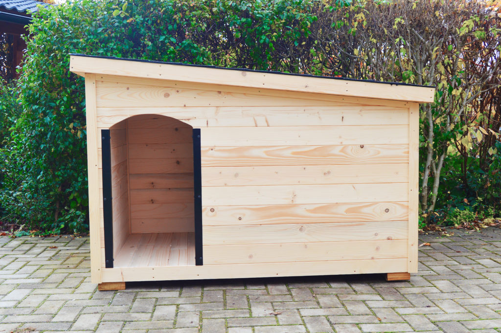 Psia búda MAXIM so šikmou strechou so sklonom do strany, tmavou krytinou a oplechovaním vchodu v transparentnom odtieni #6