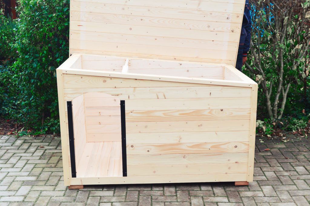 Psia búda MAXIM so šikmou strechou so sklonom do strany, tmavou krytinou a oplechovaním vchodu v transparentnom odtieni #8