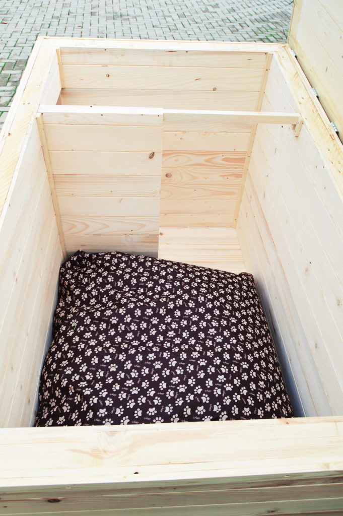 Psia búda MAXIM so šikmou strechou so sklonom do strany, tmavou krytinou a oplechovaním vchodu v transparentnom odtieni #9