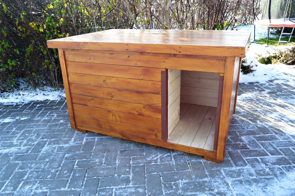 Zateplená psia búda TOBY s vodorovnou strechou v odtieni dub a s oplechovaným vchodom #1