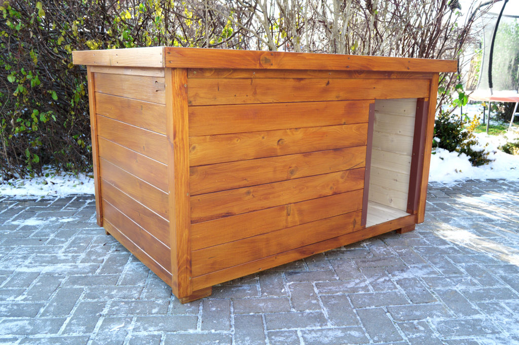 Zateplená psia búda TOBY s vodorovnou strechou v odtieni dub a s oplechovaným vchodom #2