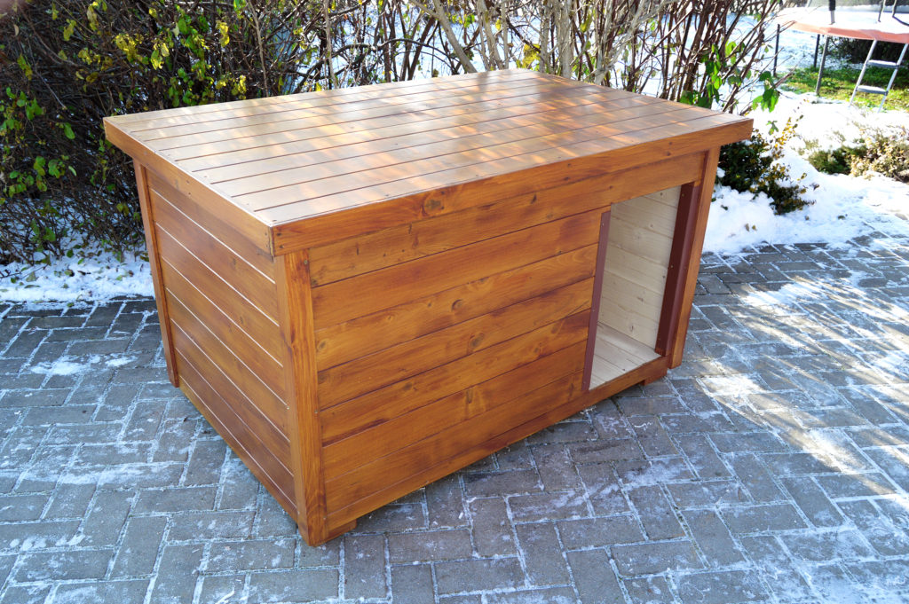 Zateplená psia búda TOBY s vodorovnou strechou v odtieni dub a s oplechovaným vchodom #3