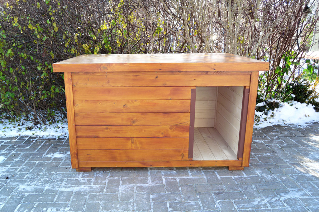 Zateplená psia búda TOBY s vodorovnou strechou v odtieni dub a s oplechovaným vchodom #4