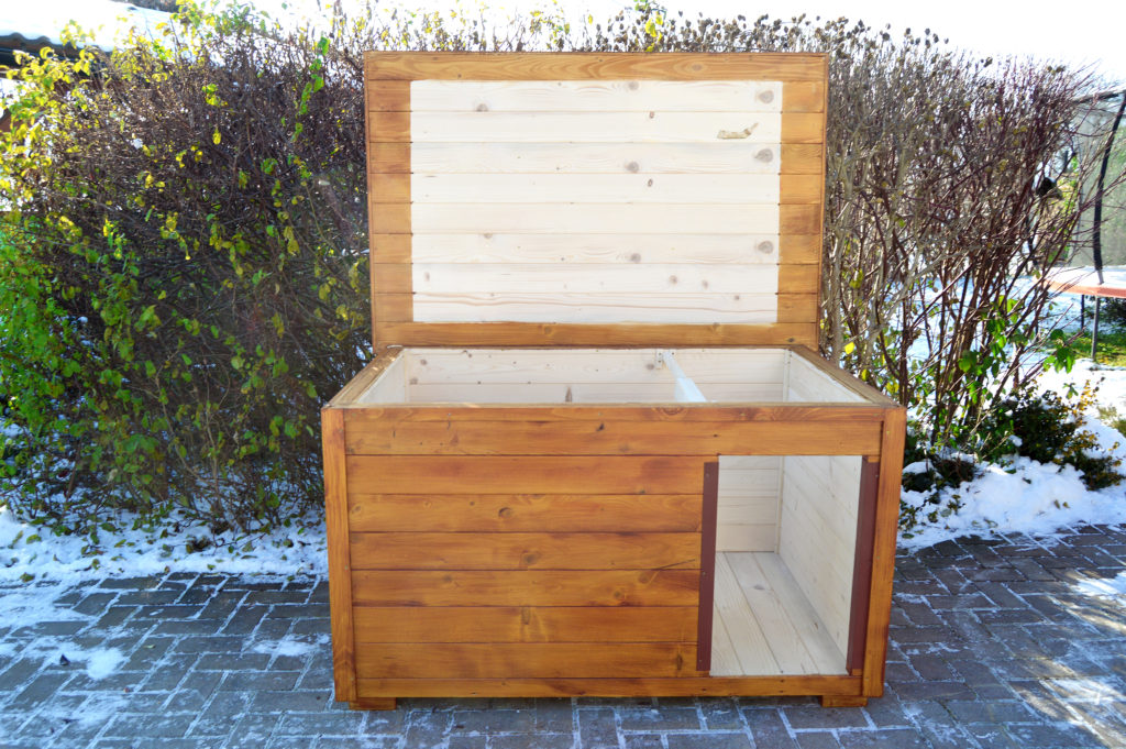 Zateplená psia búda TOBY s vodorovnou strechou v odtieni dub a s oplechovaným vchodom #5