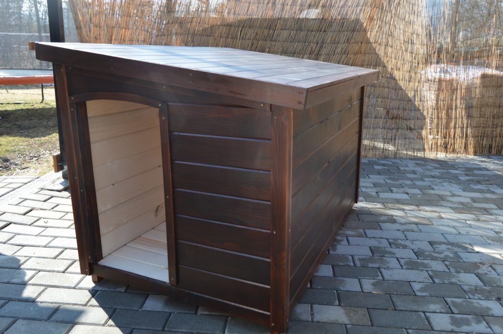 Psia búda SPOT so šikmou strechou a s vchodom na bočnej strane v odtieni orech #1