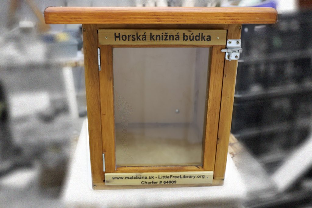 drevená knižná búdka do exteriéru vyrobená na mieru slovenským výrobcom