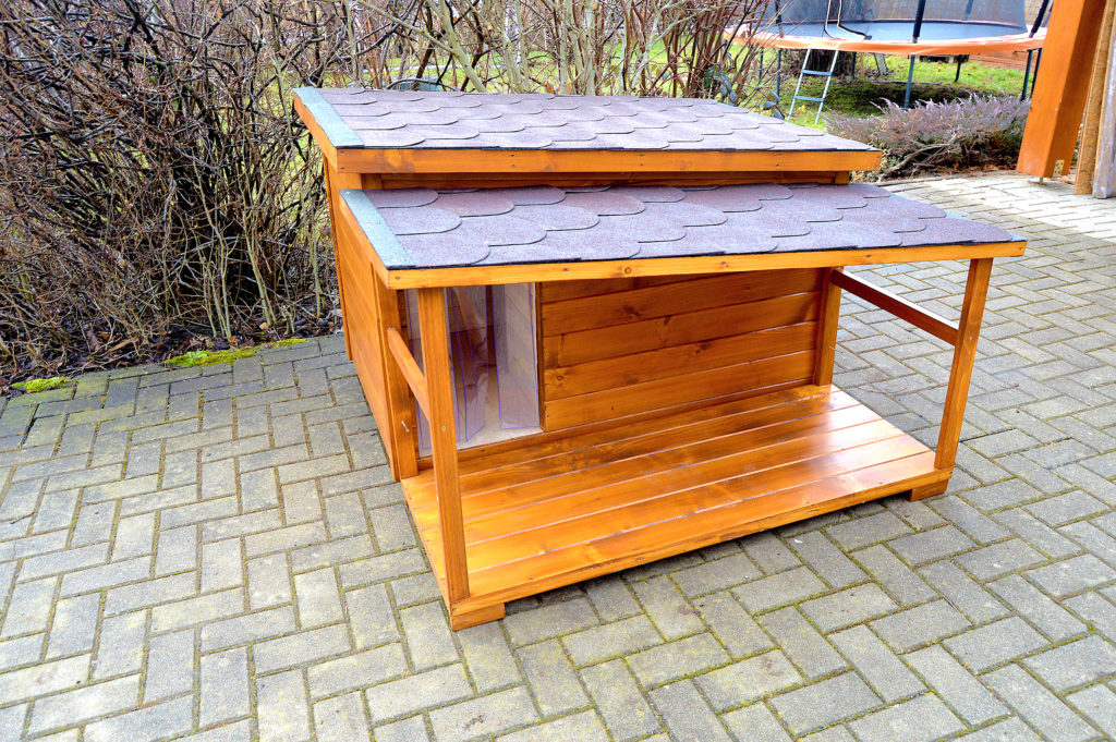 Psia búda DINO so šikmou strechou a praktickou krytou terasou vo svetlohnedom odtieni dub, s červenohnedou krytinou a vchodom prekrytým tepelnou clonou #4