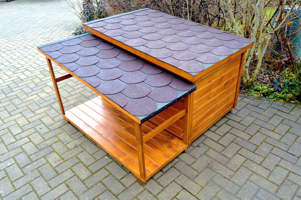 Psia búda DINO so šikmou strechou a praktickou krytou terasou vo svetlohnedom odtieni dub, s červenohnedou krytinou a vchodom prekrytým tepelnou clonou #5