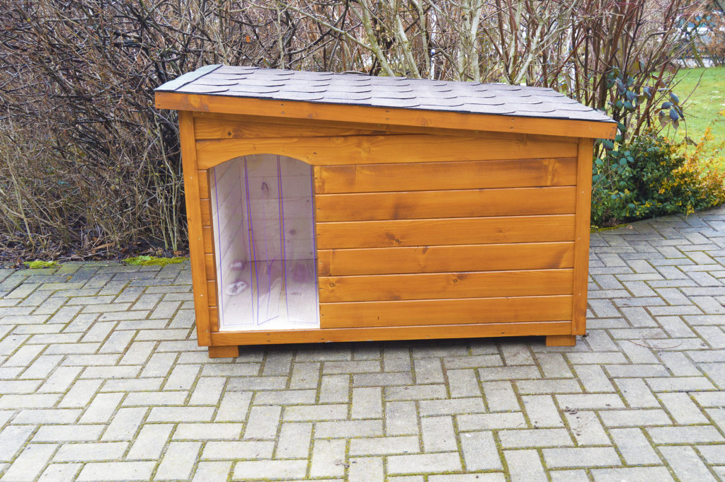 Psia búda MAXIM so šikmou strechou so sklonom do strany, hnedou krytinou a plastovými dvierkami v odtieni dub #1