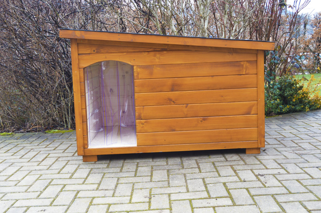 Psia búda MAXIM so šikmou strechou so sklonom do strany, hnedou krytinou a plastovými dvierkami v odtieni dub #2