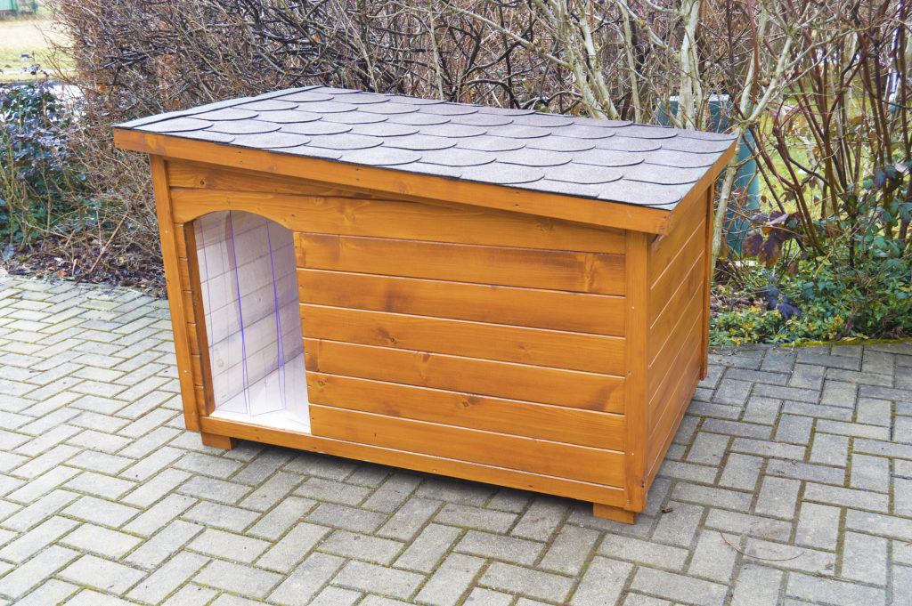 Psia búda MAXIM so šikmou strechou so sklonom do strany, hnedou krytinou a plastovými dvierkami v odtieni dub #3