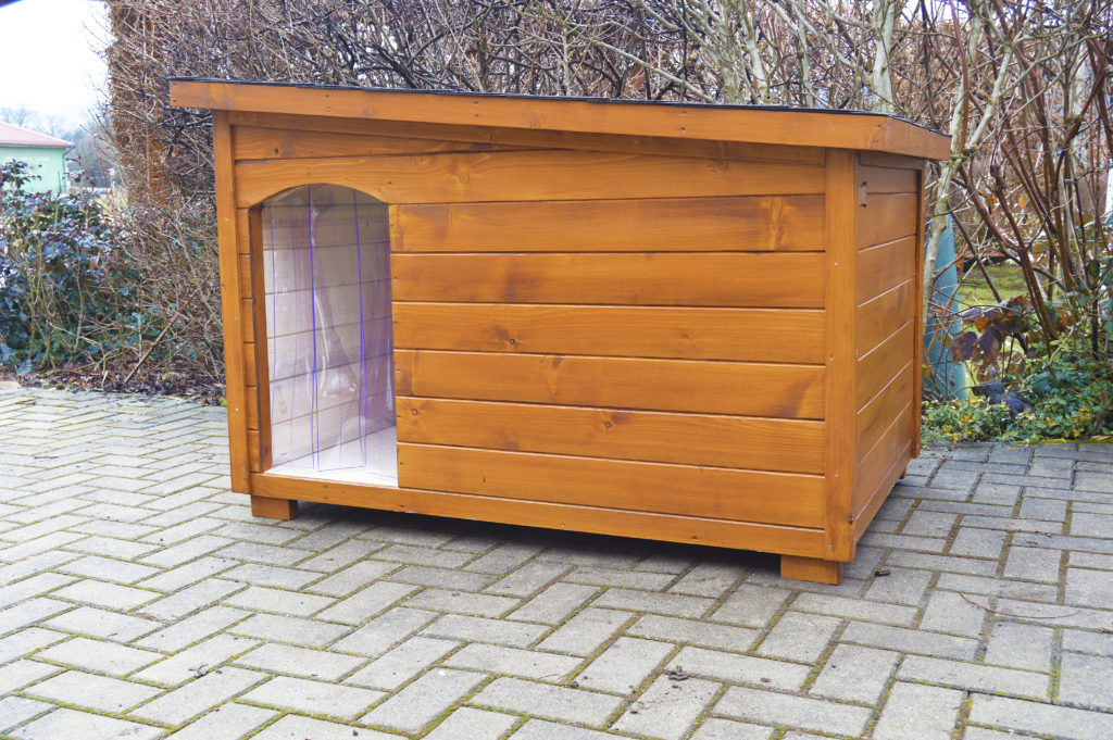 Psia búda MAXIM so šikmou strechou so sklonom do strany, hnedou krytinou a plastovými dvierkami v odtieni dub #4