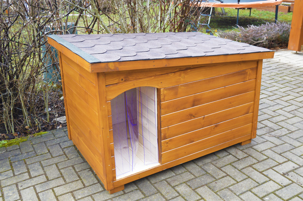 Psia búda MAXIM so šikmou strechou so sklonom do strany, hnedou krytinou a plastovými dvierkami v odtieni dub #5