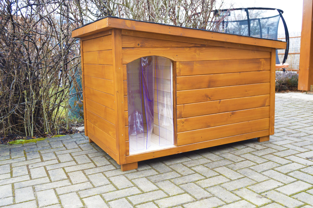 Psia búda MAXIM so šikmou strechou so sklonom do strany, hnedou krytinou a plastovými dvierkami v odtieni dub #6