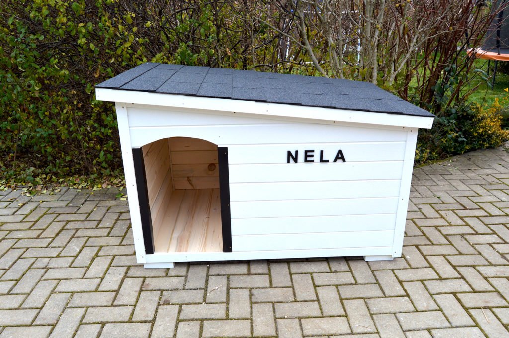 Psia búda MAXIM so šikmou strechou do strany, bielym náterom, čiernou krytinou, menovkou a oplechovaním vchodu #1