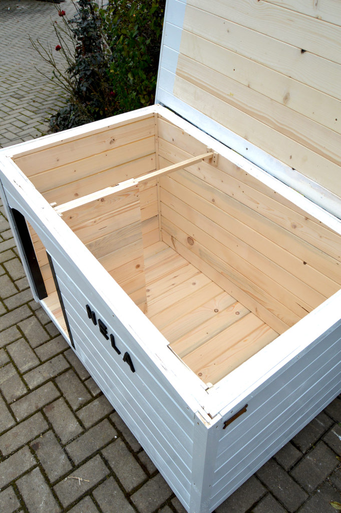 Psia búda MAXIM so šikmou strechou do strany, bielym náterom, čiernou krytinou, menovkou a oplechovaním vchodu #10