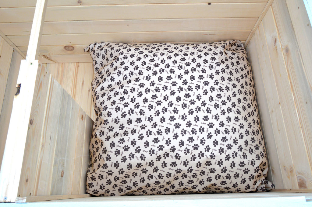 Vodeodolný vankúšik do búdy - labkový svetlý 75 x 70 cm #2.