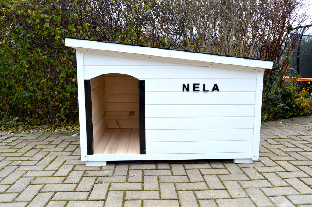 Psia búda MAXIM so šikmou strechou do strany, bielym náterom, čiernou krytinou, menovkou a oplechovaním vchodu #2