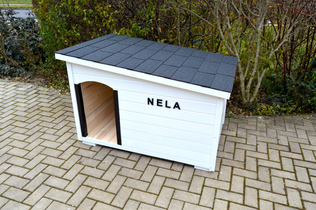 Psia búda MAXIM so šikmou strechou do strany, bielym náterom, čiernou krytinou, menovkou a oplechovaním vchodu #3