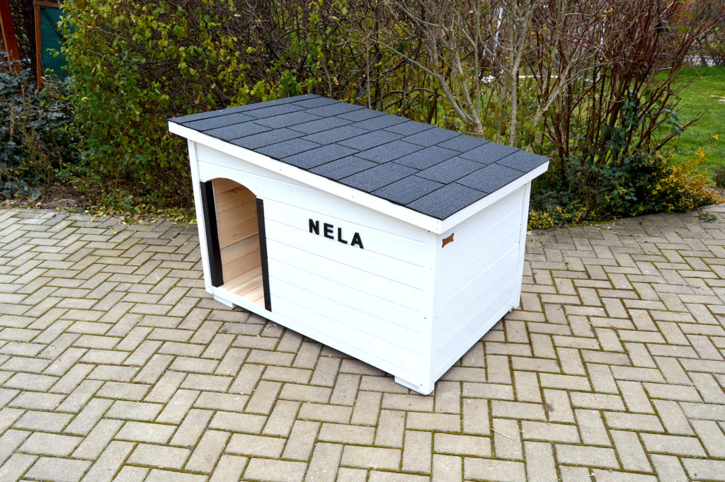 Psia búda MAXIM so šikmou strechou do strany, bielym náterom, čiernou krytinou, menovkou a oplechovaním vchodu #4