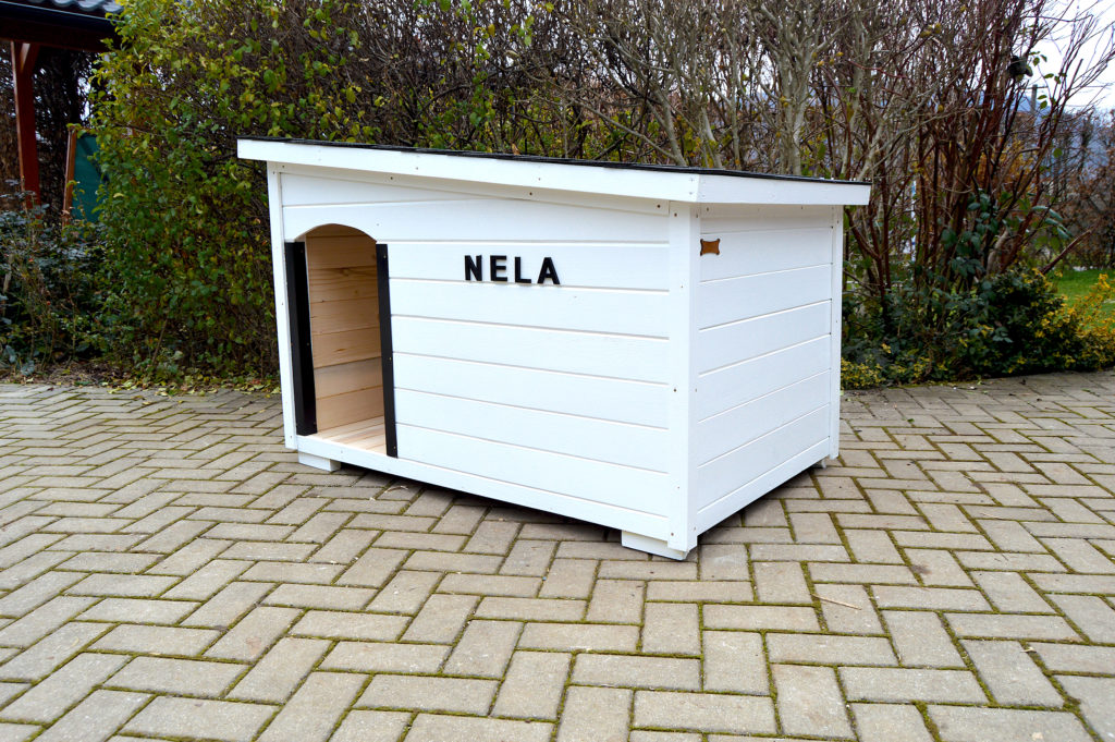 Psia búda MAXIM so šikmou strechou do strany, bielym náterom, čiernou krytinou, menovkou a oplechovaním vchodu #5