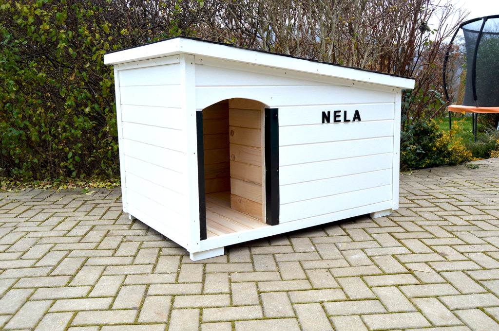 Psia búda MAXIM so šikmou strechou do strany, bielym náterom, čiernou krytinou, menovkou a oplechovaním vchodu #6