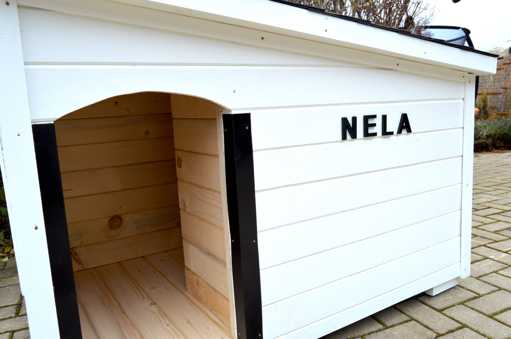 Psia búda MAXIM so šikmou strechou do strany, bielym náterom, čiernou krytinou, menovkou a oplechovaním vchodu #7