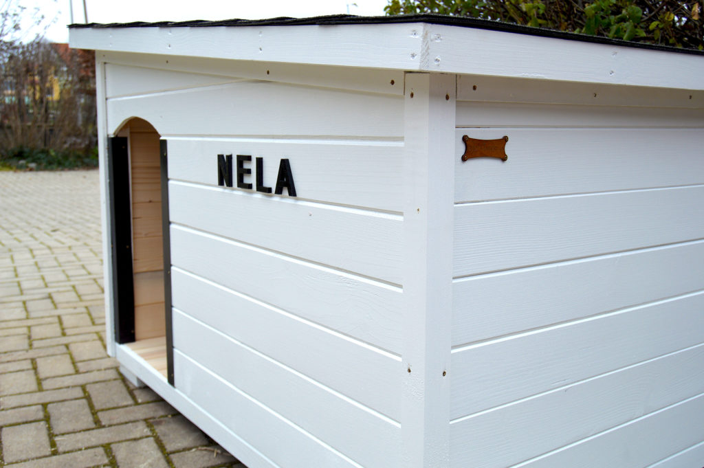 Psia búda MAXIM so šikmou strechou do strany, bielym náterom, čiernou krytinou, menovkou a oplechovaním vchodu #8