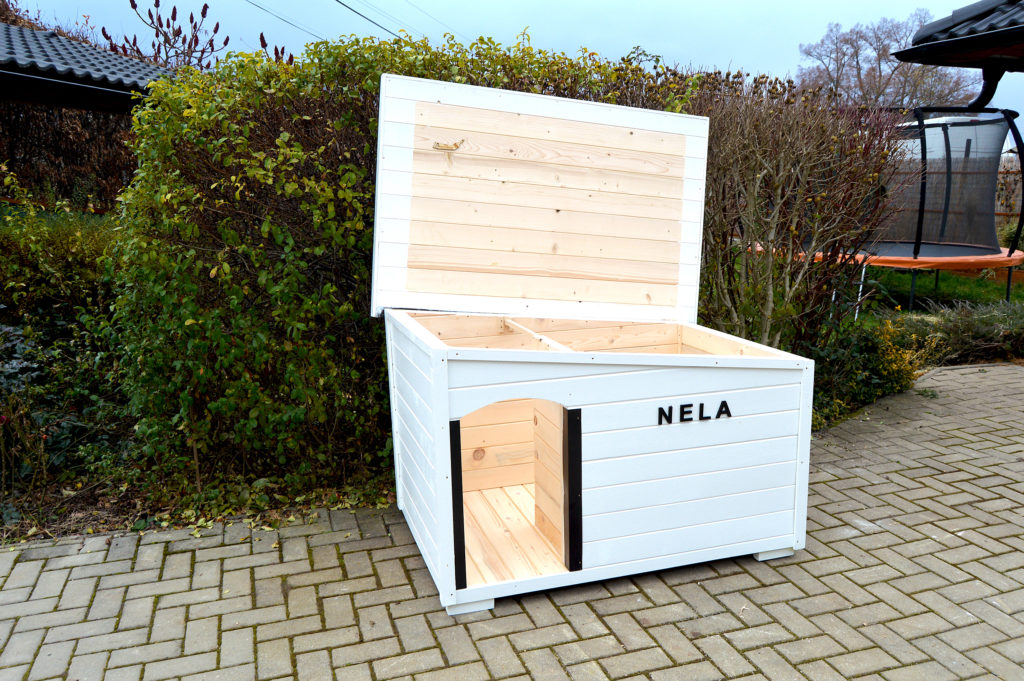 Psia búda MAXIM so šikmou strechou do strany, bielym náterom, čiernou krytinou, menovkou a oplechovaním vchodu #9