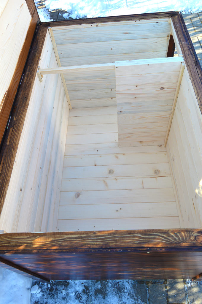 Zateplená psia búda TOBY s vodorovnou strechou v odtieni palisander #6