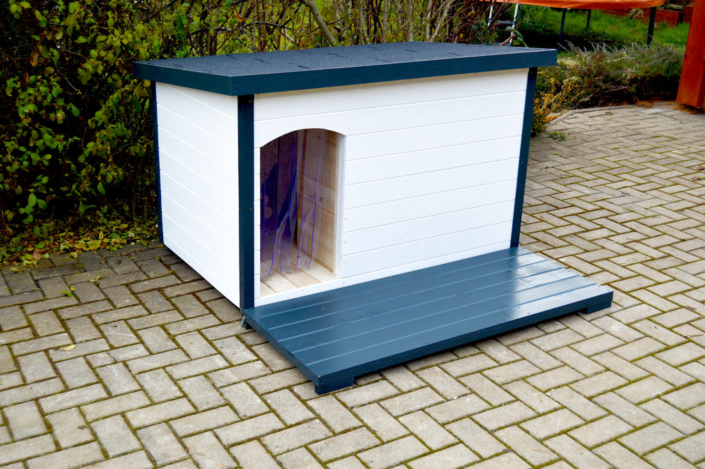 Psia búda LESSIE so šikmou strechou a terasou v bielo-šedom prevedení #1