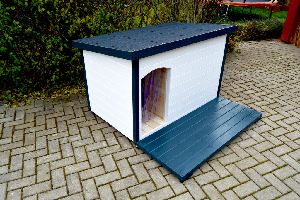 Psia búda LESSIE so šikmou strechou a terasou v bielo-šedom prevedení #2