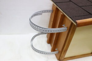 knižnú búdku možno pripevniť na strom pomocou sťahovacích pások