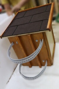 knižnú búdku možno pripevniť aj napríklad na stĺp