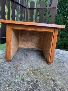 Prístrešok na misky pre psov alebo mačky z masívneho dreva – ochrana krmiva a vody vonku