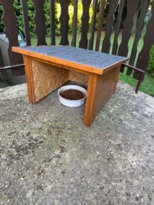 Strieška na misky pre psov a mačky z dreva – praktický prístrešok na krmivo a vodu u zákazníčky